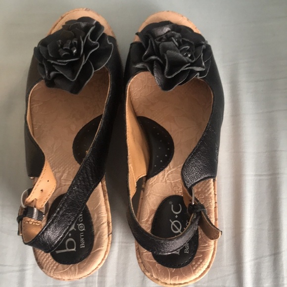 b.o.c. black leather, ankle closure, leather flower motif, wedge sandals size 9 - Picture 8 of 12